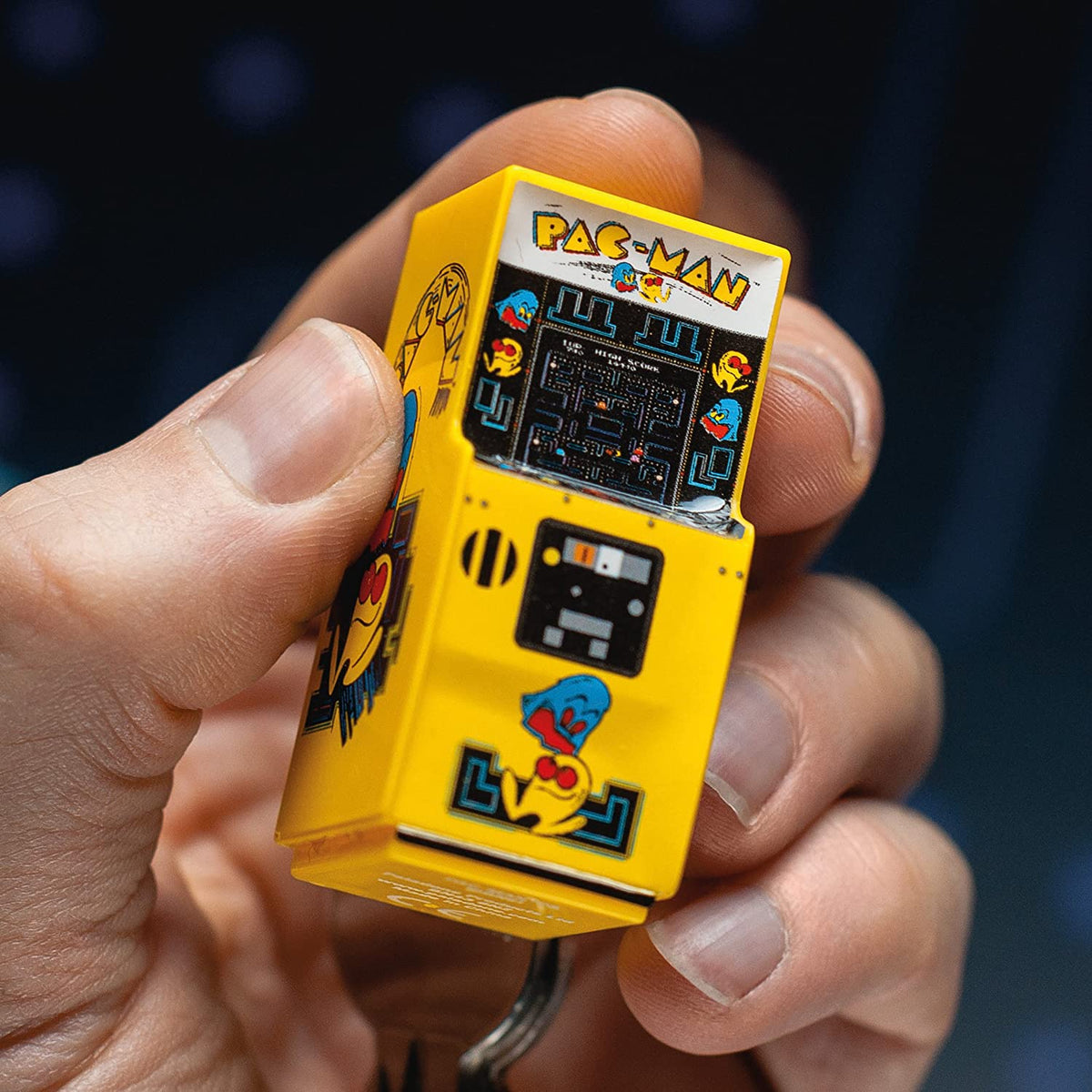 KEYCHAIN PAC MAN ARCADE MACHINE